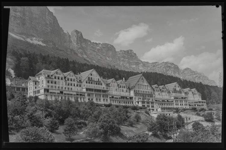 Image représentant Le Sanatorium du Rhône sur le plateau des Petites Roches à Saint-Hilaire-du-Touvet le 3 juin 1950